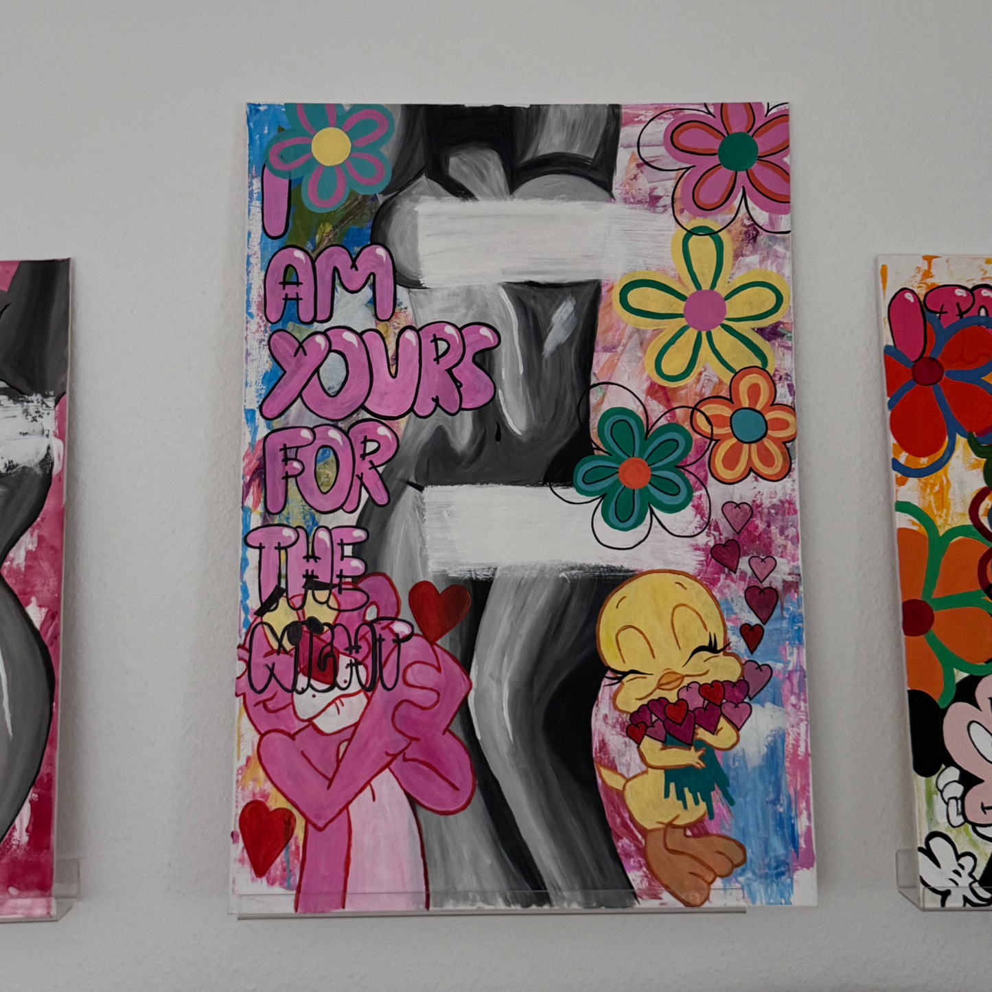 Modernes Acrylgemälde – Farbintensives Aktgemälde mit Pop-Art-Comic & floralen Elementen | 70×100 cm