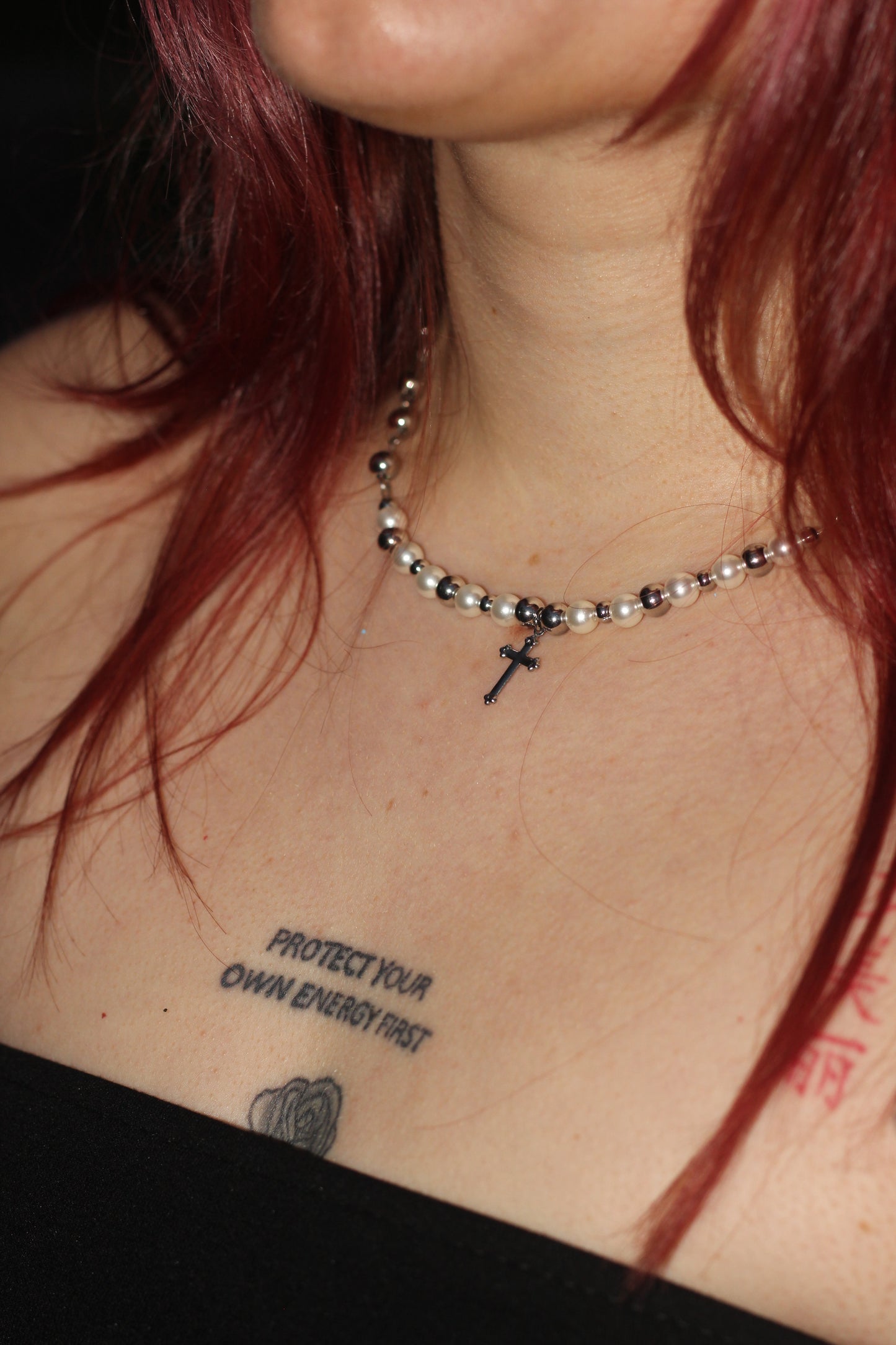 Perlenkette weiß und silber mit einem kleinen Kreuzanhänger