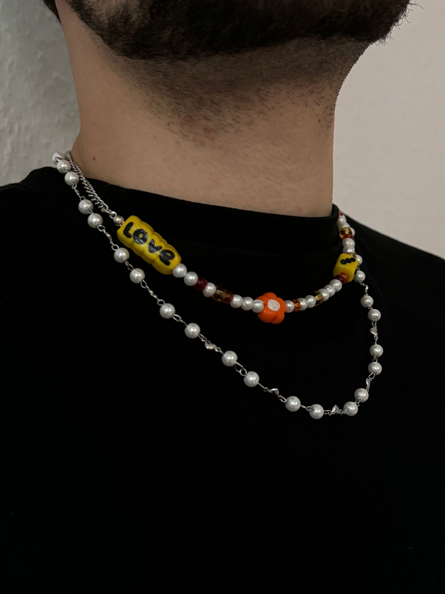 Weiße Perlenkette mit Edelstahl Herzen Zwischenelemente