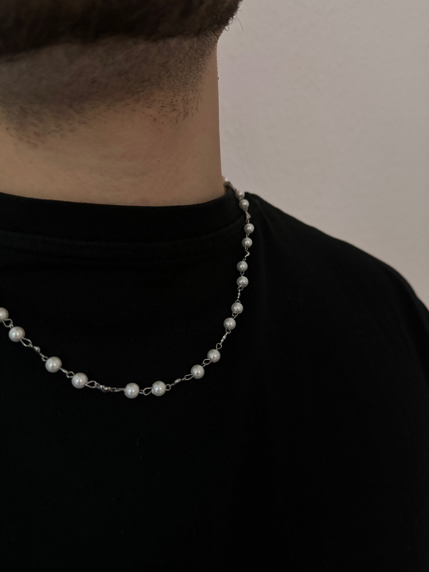 Weiße Perlenkette mit Edelstahl Herzen Zwischenelemente