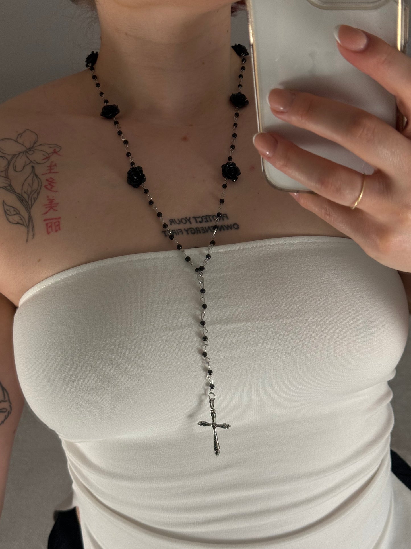 Lange Y-Perkenkette mit Kreuz Anhänger in schwarz