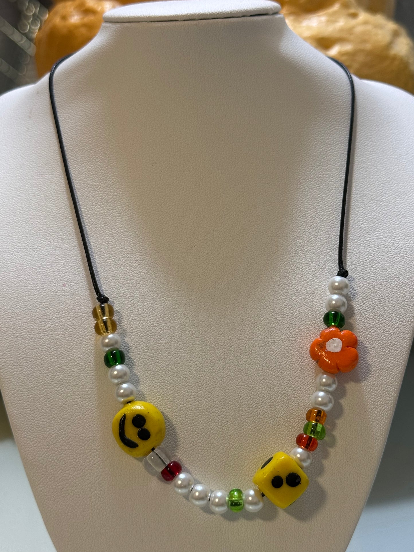 Halbe Perlenkette bunt mit Smiley und Würfel