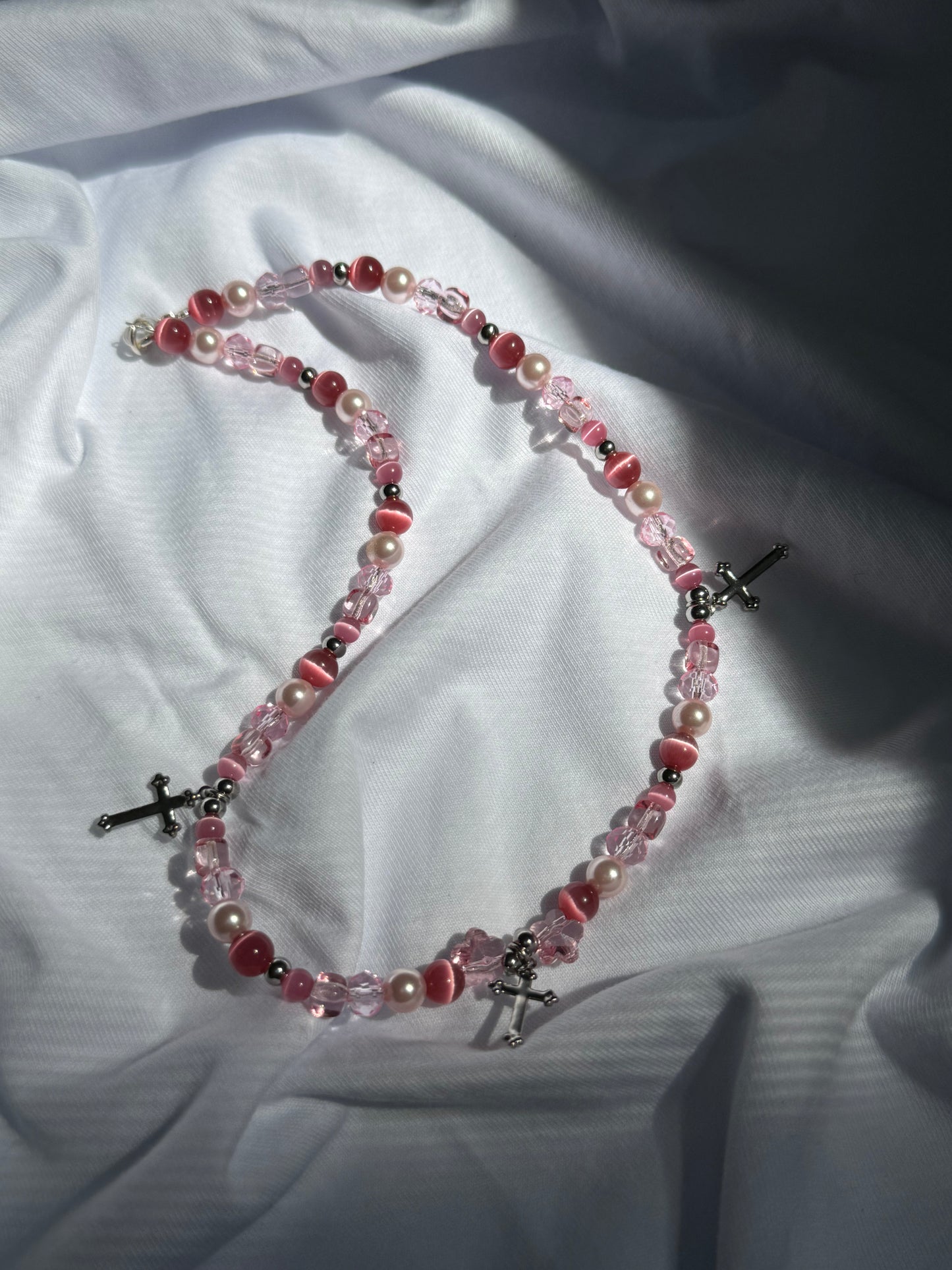 Perlenkette rosa pink mit kleinen Kreuzanhängern