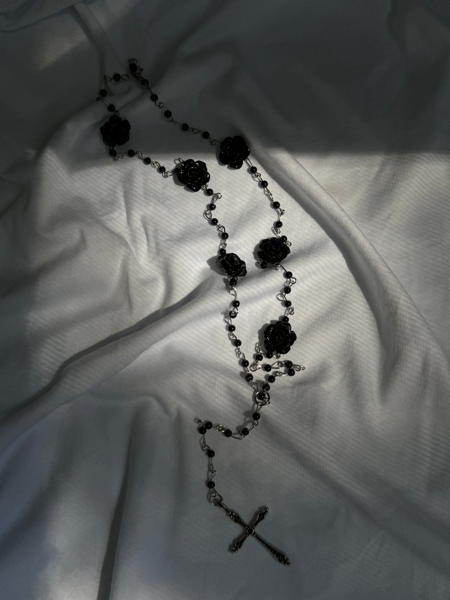 Lange Y-Perkenkette mit Kreuz Anhänger in schwarz