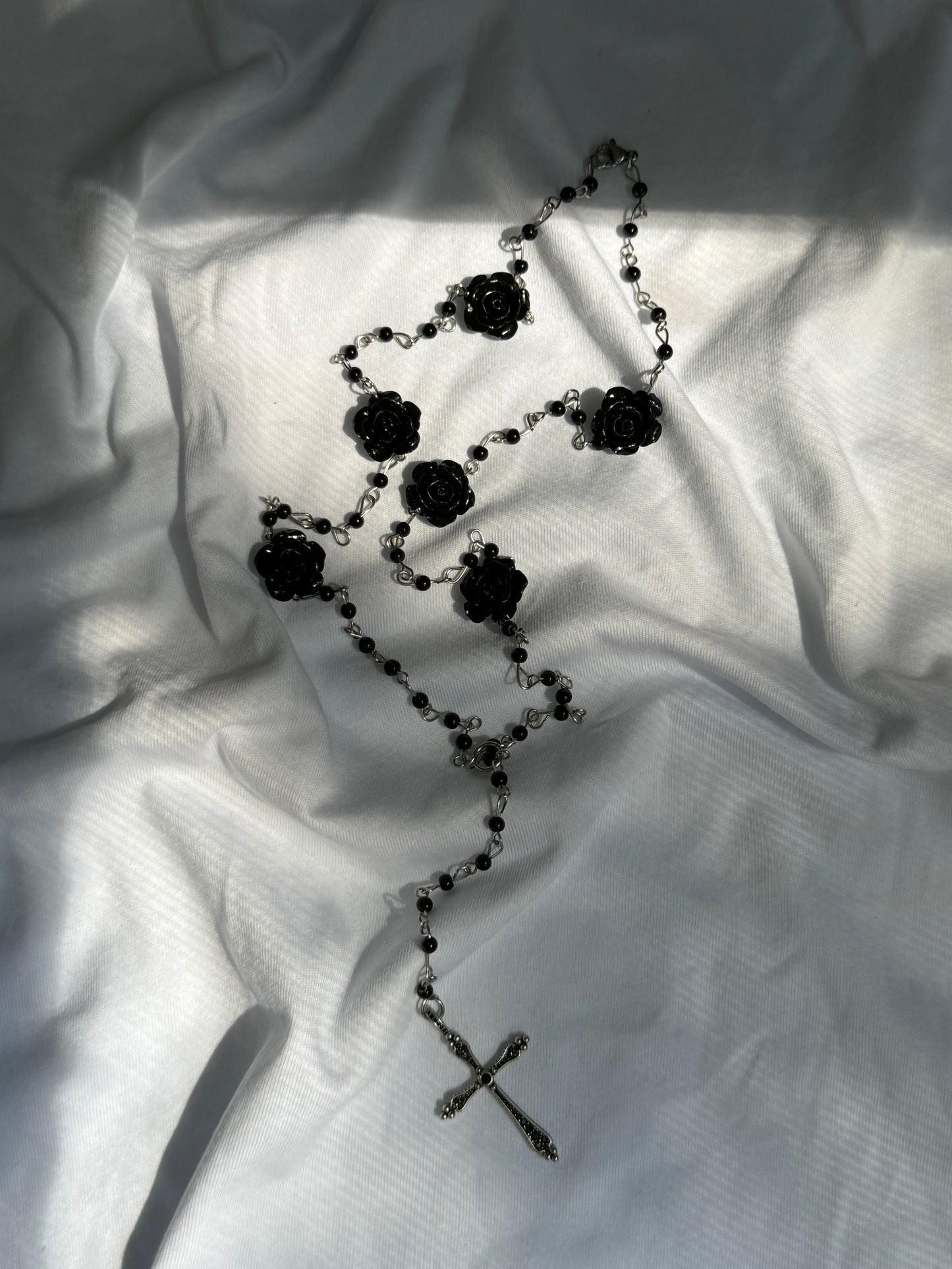 Lange Y-Perkenkette mit Kreuz Anhänger in schwarz