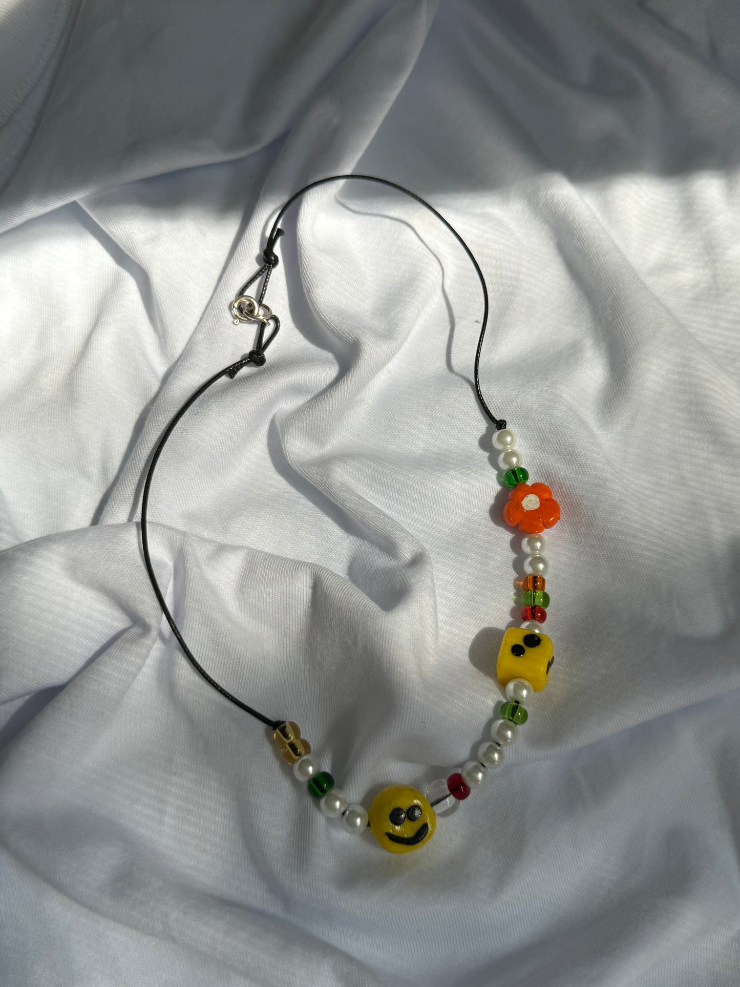 Halbe Perlenkette bunt mit Smiley und Würfel