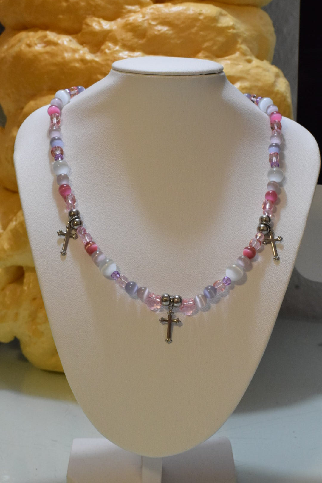 Perlenkette rosa lila mit kleinen Kreuzanhängern