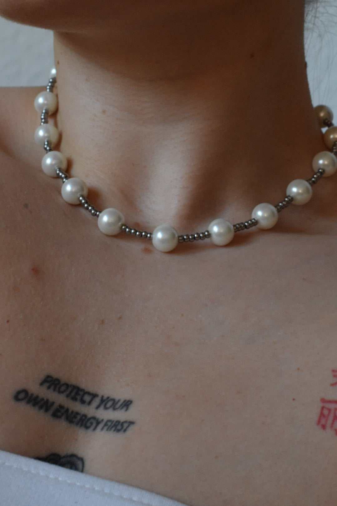 Weiße Perlenkette mit kleinen Edelstahl Perlen