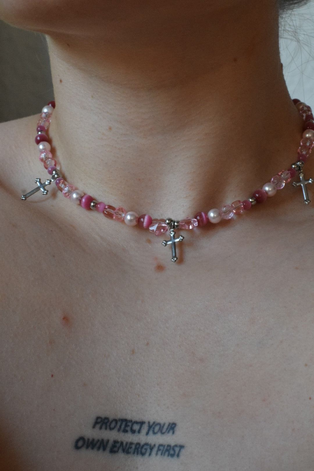 Perlenkette rosa pink mit kleinen Kreuzanhängern