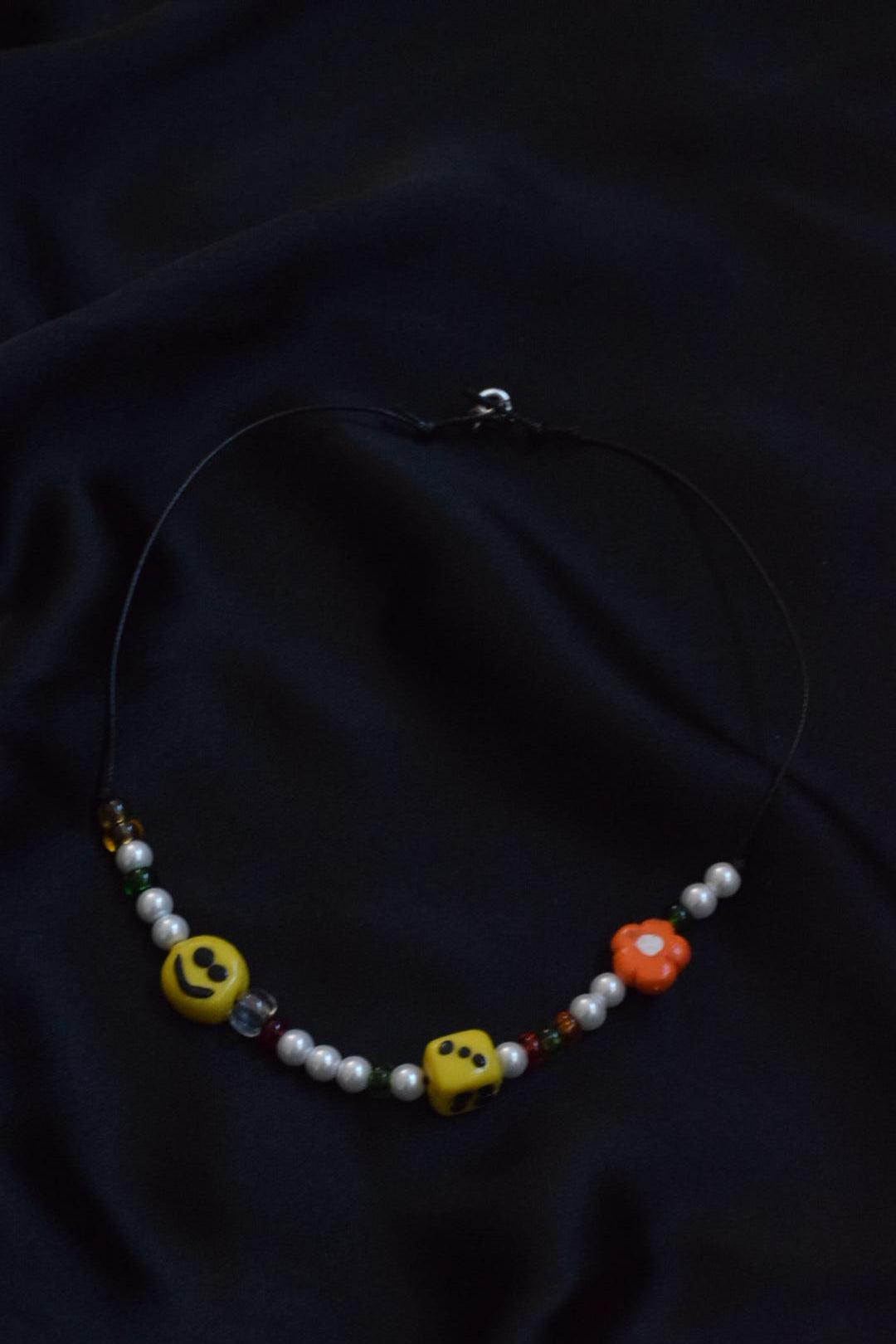Halbe Perlenkette bunt mit Smiley und Würfel