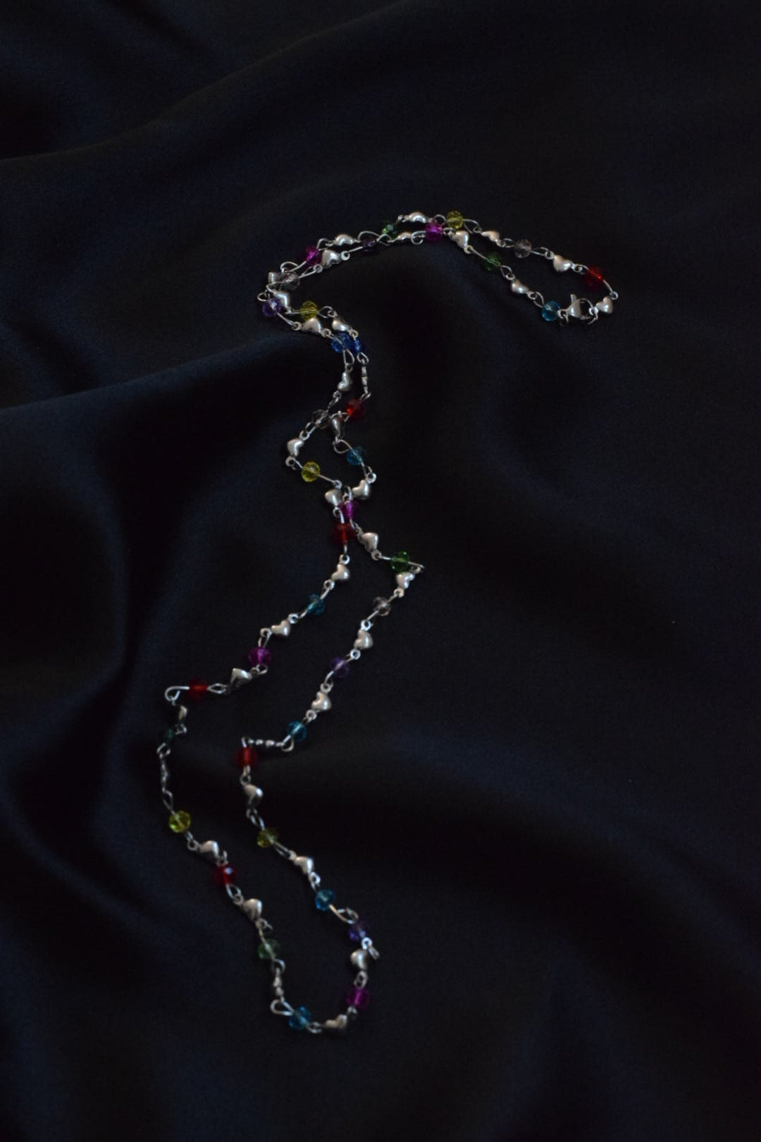 Bunte Perlenkette mit Edelstahl Herzen Zwischenelemente