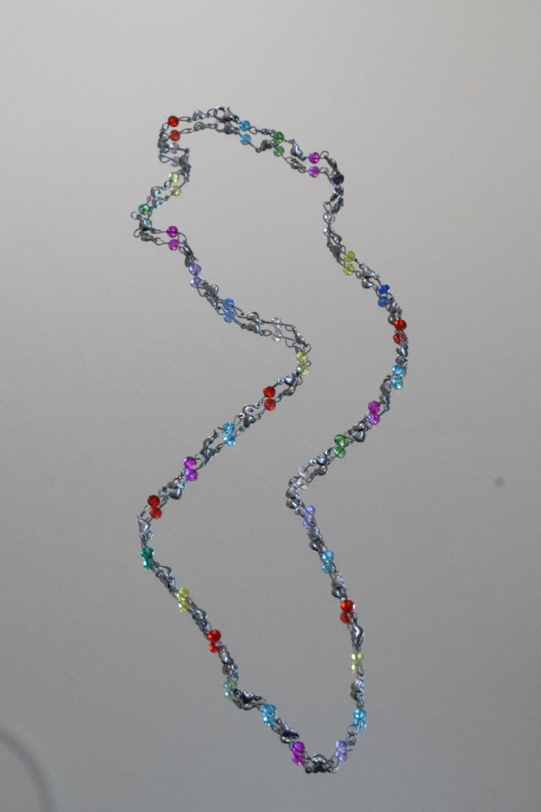 Bunte Perlenkette mit Edelstahl Herzen Zwischenelemente