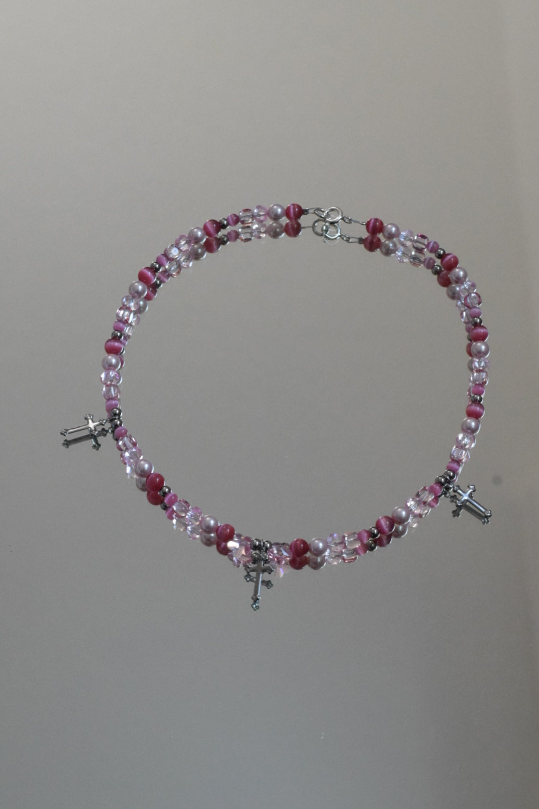 Perlenkette rosa pink mit kleinen Kreuzanhängern