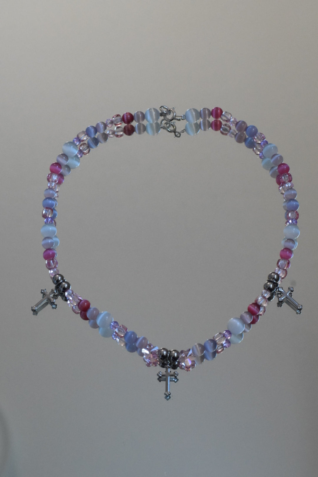 Perlenkette rosa lila mit kleinen Kreuzanhängern
