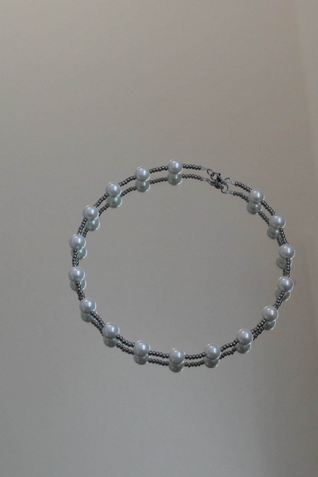 Weiße Perlenkette mit kleinen Edelstahl Perlen