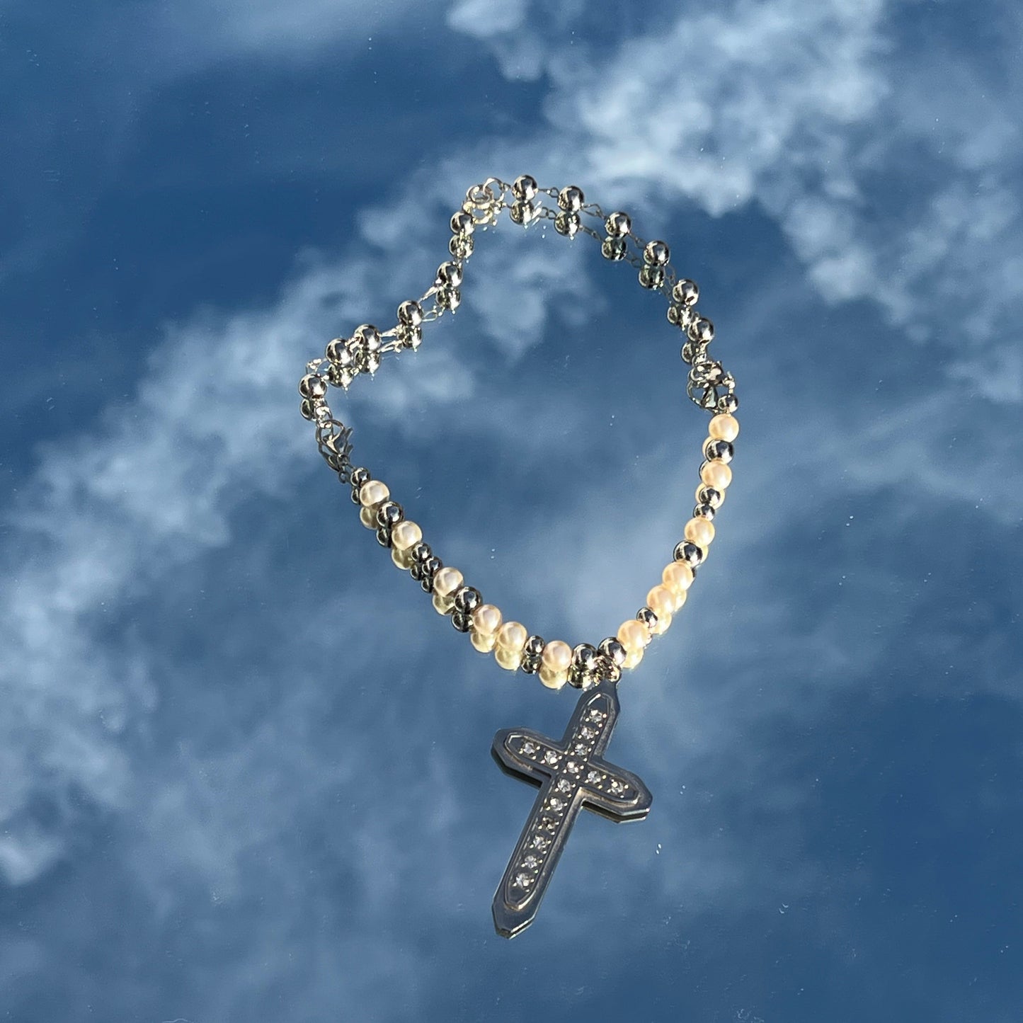 Perlenkette mit Edelstahl-Elementen und großem Edelstahl Kreuzanhänger – 41 cm, 7 mm Perlen