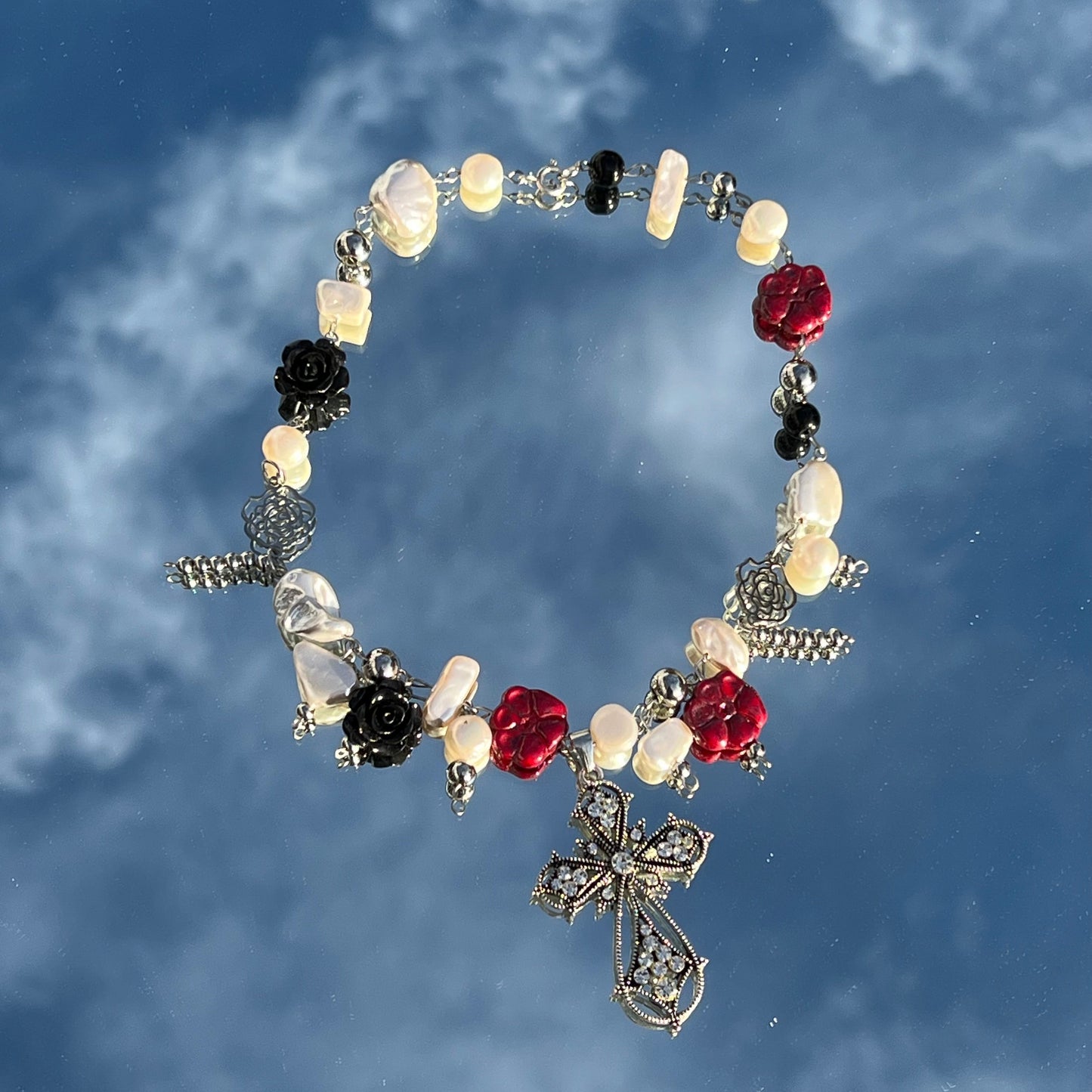Verspielte Perlenkette Gothic Style mit großem Kreuz aus Messing – 40 cm, 7 mm Perlen