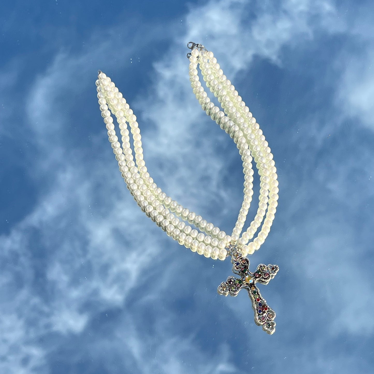 Dreifache Perlenkette mit buntem Gothic Kreuzanhänger – Wachsperlen, Messinganhänger, 38 cm