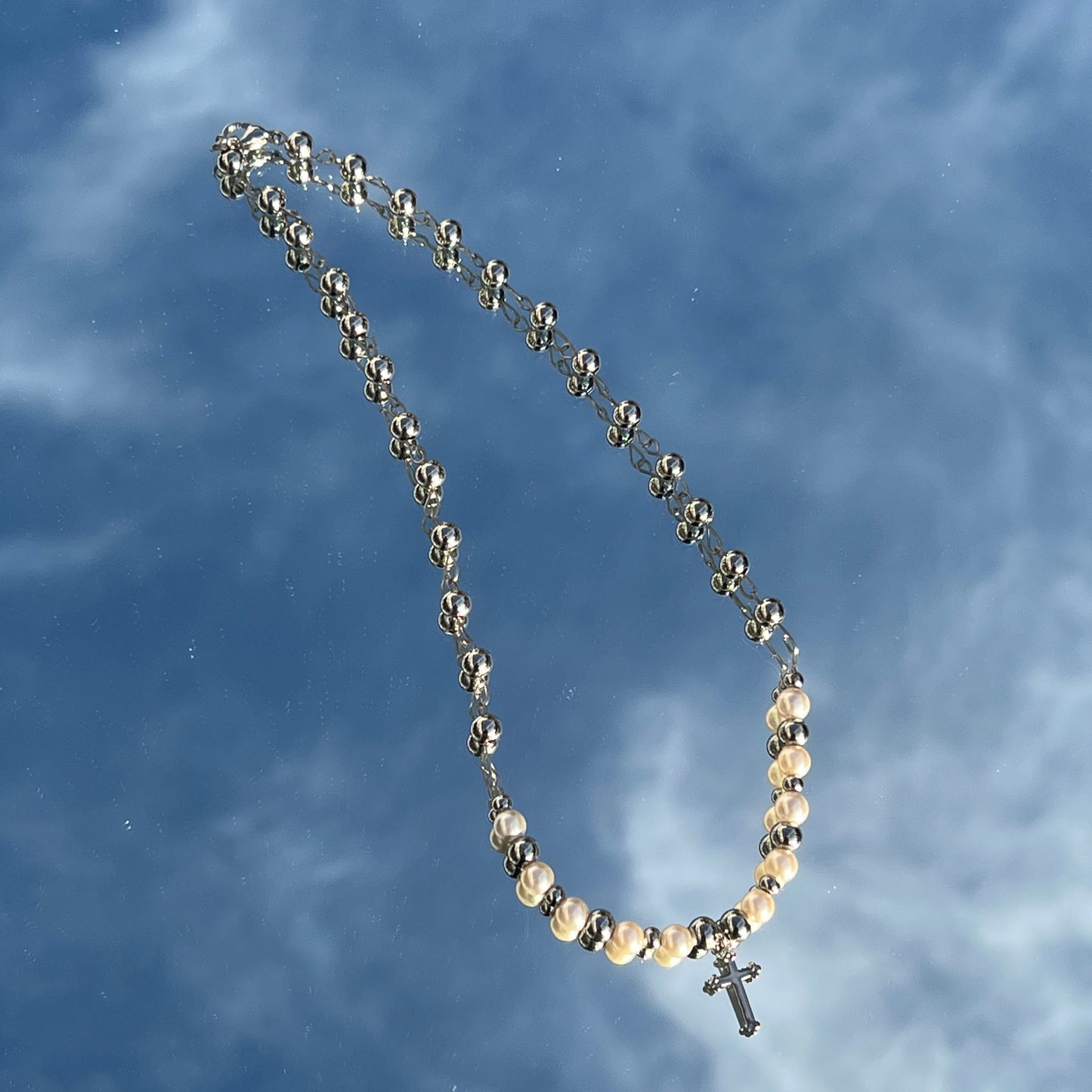 Weiße Perlenkette mit Edelstahl- und Glasperlen & kleinem Edelstahl Kreuzanhänger – 41 cm, 5 mm Perlen