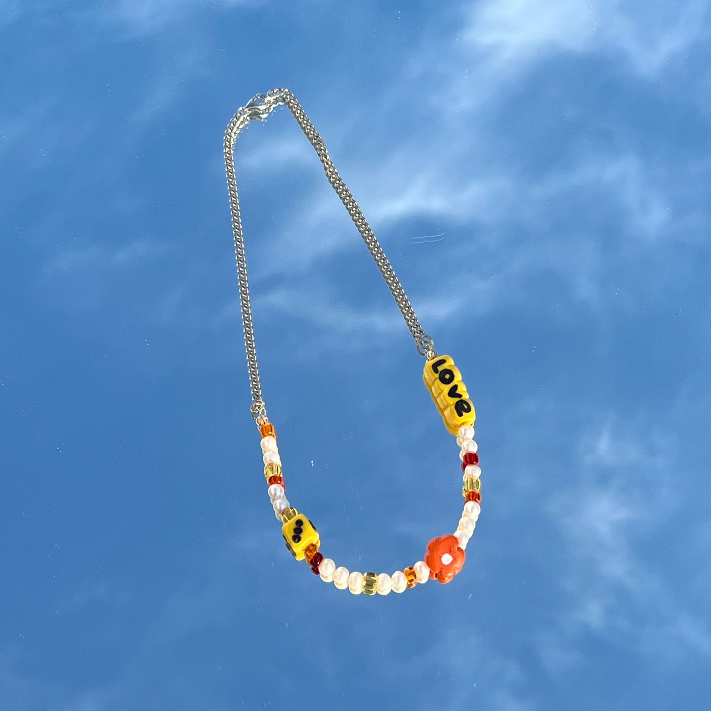 Perlenkette bunt mit Edelstahl-Gliedern, Glas- & Süßwasserperlen – Fimo Smiley & Würfel Anhänger | 45 cm